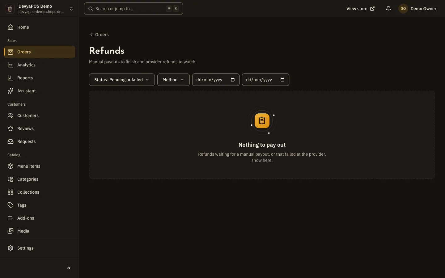 The Refunds page: status and method filters, and the table of refunds with amount, method, reason, status and actions.